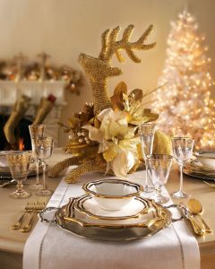 Como decorar la mesa de navidad en beige y dorado