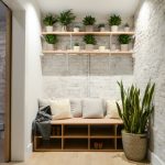 Decoración de interiores con repisas y plantas
