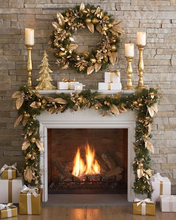 Decoración para navidad color beige y dorado para la chimenea