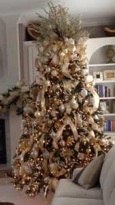 Ideas para decorar árboles de navidad en beige y dorado