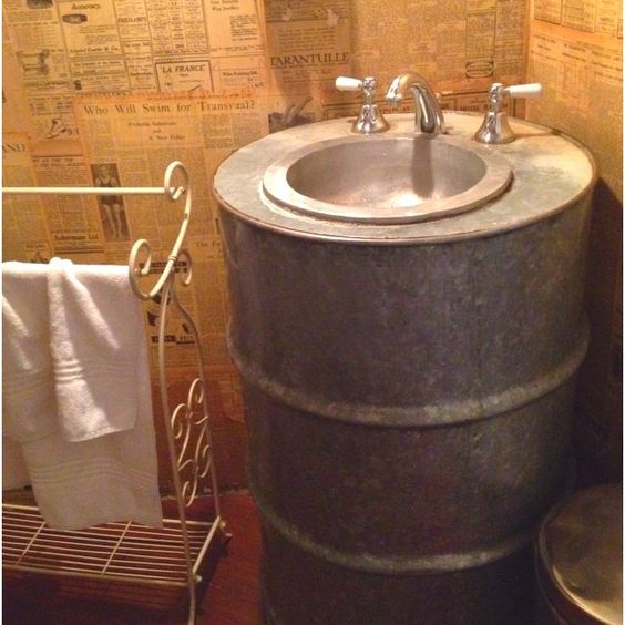 Decoración de baños con barriles de metal