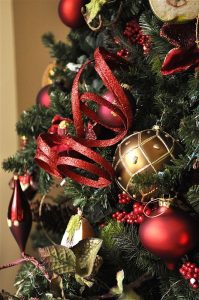 Ideas para el pino navideño en dorado y rojo