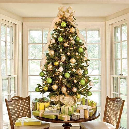 pinos de navidad sobre mesas (3)
