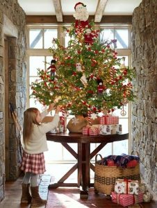 pinos de navidad sobre mesas (4)